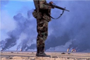Photography, Abbas Attar (Abbas), Kuwait, Safvan, US Soldier In Front Of Oil Wells In Fire, 1991, 25719