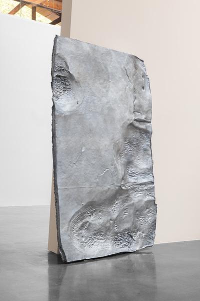 Nairy Baghramian, S'appuyant, 2022