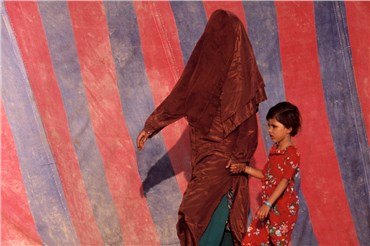 Photography, Abbas Attar (Abbas), PAKISTAN. A Pakistani Woman wearing the Nigab (Islamic veil) with her daughter, 1988, 25724