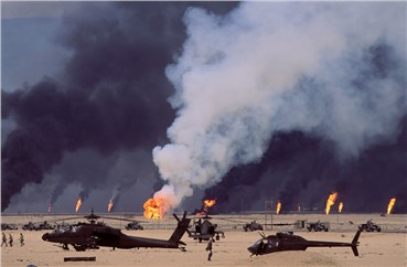 Photography, Abbas Attar (Abbas), Kuwait, US Soldiers and Helicopters in front of Burning Oil Fields, 1991, 25720