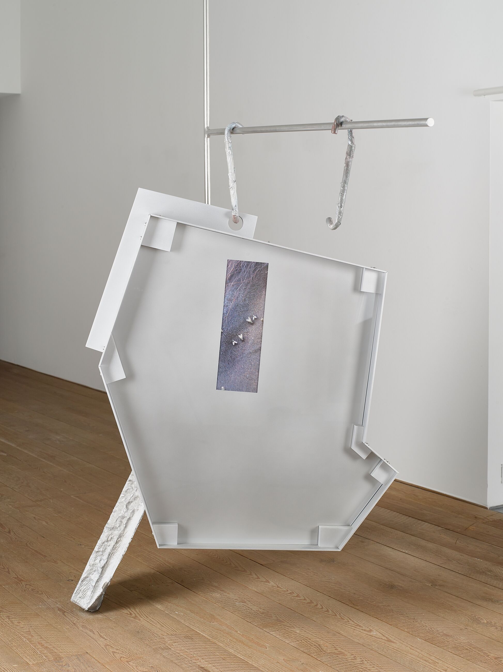 Nairy Baghramian, S’accrochant (Bleu Horizon), 2022