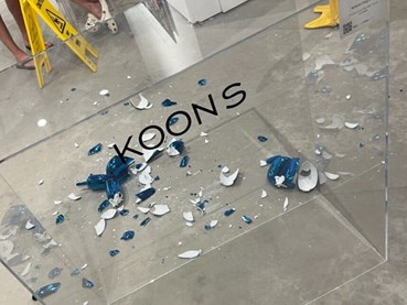 Art fair visitor breaks $42,000 Jeff Koons balloon dog sculpture
