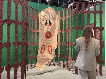 ۷ نمایشی که همزمان با فریز نیویورک ۲۰۲۵ می‌توانید ببینید