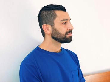 عباس اخوان از بازنمایی یک هویت سرباز می‌زند: مصاحبه با مجله فریز