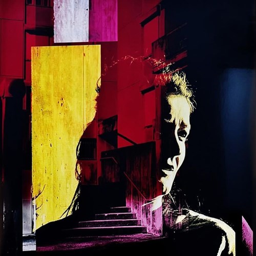 آن سوی آینه خانه است