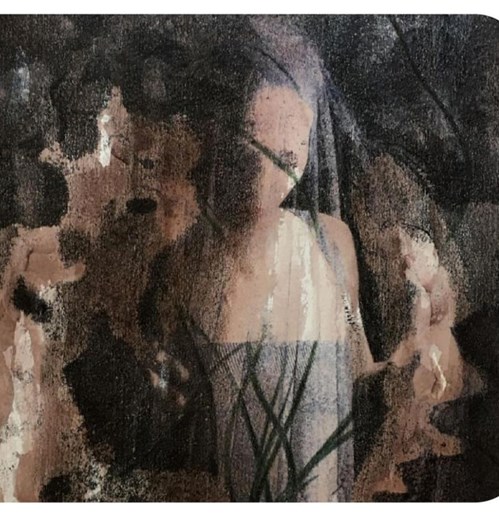 بر رخش نور ماه می‌خندید