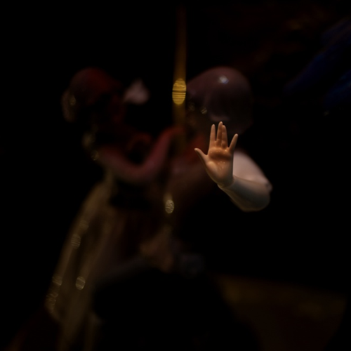 و تمام این‌همه می‌لغزد