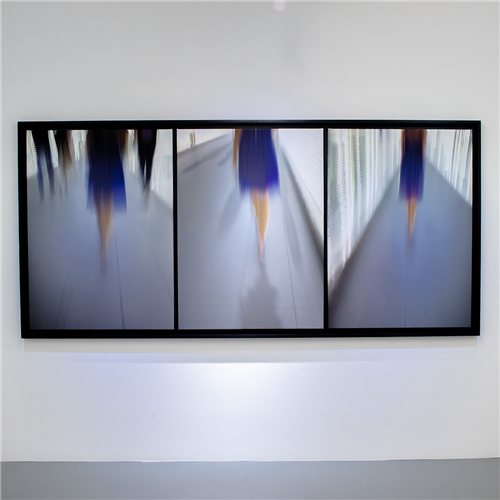 او می‌رود دامن کشان