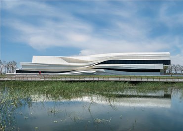 نمای منحنی موزه‌ی هنر یینچوان از تغییرات یک رودخانه‌ی چینی الهام گرفته شده‌ است